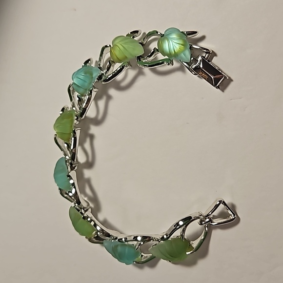 STAR Brand Grey Green Frosted Leaf Lucite & Enamel Silvertone 7" Bracelet - Picture 4 of 7